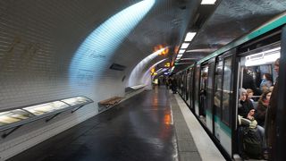 パリを散策するなら便利な地下鉄で・・・