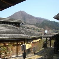 ホテル敷地内にはかやぶきの施設がいっぱい