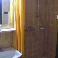 水圧が低い分シャワーカーテンが体にまとわりつかな