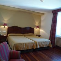 とてもきれいな室内に歴史を感じさせる調度品があります