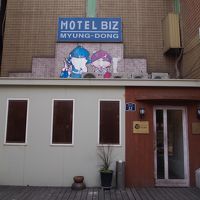 道路からちょっと奥に引っ込んで建っています。