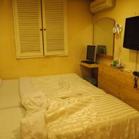 ちょっと布団が乱れてますが(笑)ベッドと客室の様子。