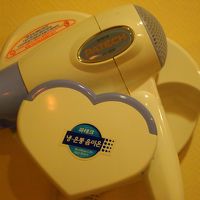 ドライヤーは部屋に設置してあります。