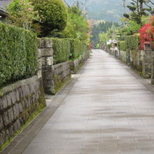 蒲生武家屋敷通り。小雨の後、しっとりと