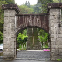 重厚な石造りの門です