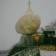 その名の通り《金色岩》