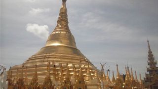 黄金の巨大仏塔は圧巻