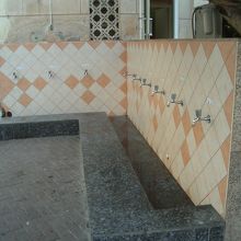 モウスの横には水道が並んでます。足洗うのかな？