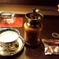 コーヒーミルで挽いて飲むウエルカムドリンク