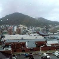 天気が残念！窓から望む金森倉庫と函館山