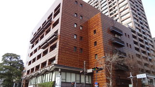 レンガ色の外観です