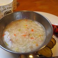 朝食はお粥とパンなど。お粥は見た目以上にお腹にたまります。