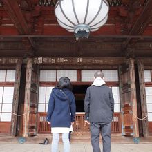 本堂前の高校生カップル。