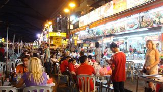 アロー通りの屋台街は観光客向けレストラン