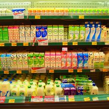 海外スーパーの牛乳棚がなぜか好きです。
