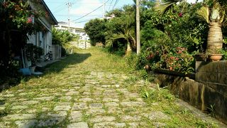 漲水御嶽のそばにある古道。