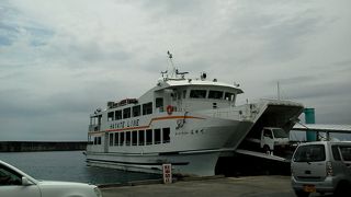 宮古島と伊良部島を結ぶ高速船・フェリーを運航。
