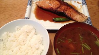 銀座で魚のおいしい定食屋さん