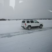 湖が凍りついて、道路になります。