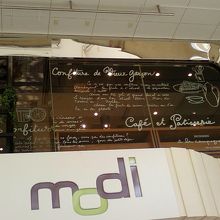 フランス語がぎっしり書かれたガラス。