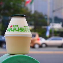 後ろにもやあっと見えるのが店舗。