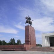 キルギス族の伝説的英雄、マナス王騎馬像