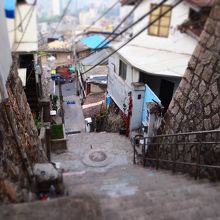 上から見下ろすとかなり急な階段でビビる。