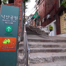 目印は梨花荘。ここの銀色の手すりの階段を登り…、