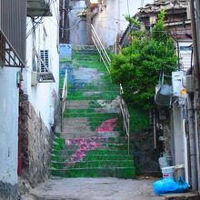 このハゲた階段が見えてくると、これを渡らず右折。