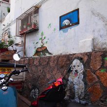 花階段以外にも絵が描かれた壁があるエリア。可愛い〜♪