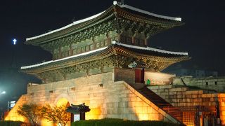 明け方近くでもライトアップされていました。