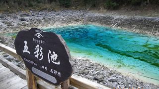 クリアブルーの小さな湖