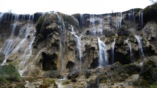 幅３１０ｍの滝は見応え十分