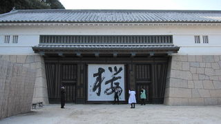 映画の巨大セットをそのままテーマパークに