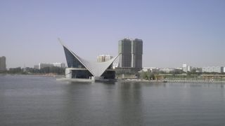 吐曼河の水を引いた大きな人造湖、東湖