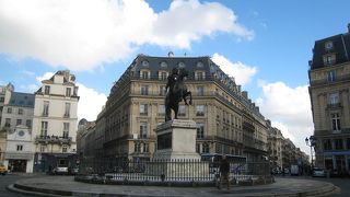 プティ・シャン通りを進んでいくと