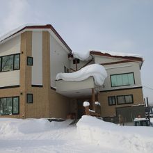 富良野郊外の丘の上に建つペンション