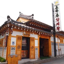 外観。造りが凝っている。