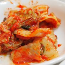 キムチはテーブルの壷から取って食べます。