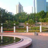 となりの九龍公園を抜ければ、広東道の糖朝はすぐ