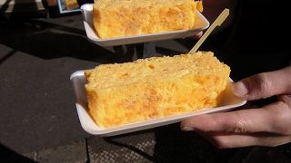 築地名物の玉子焼きが一口サイズで売っています。