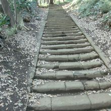 長がーい石階段が107、8段