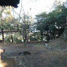 鬱そうとした境内