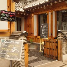 店舗外観。英語・日本語案内に安心感。