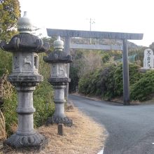伊勢道から鳥居をくぐると狭い道になります（対向車・注意）