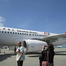 那覇空港にて。機体前に撮影大会中。