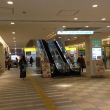 真ん中にエスカレーター