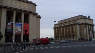 トロカデロ広場と隣接しています。