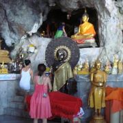 ハイキング気分でいける洞窟の中のお寺