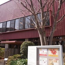 新青梅街道沿いにあります